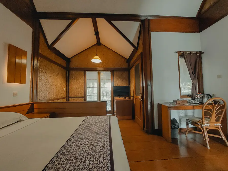 Interior bungalow kayu Kampung Sumber Alam