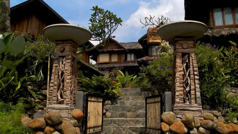 Gerbang batu menuju area bungalow Babakan Siluhur