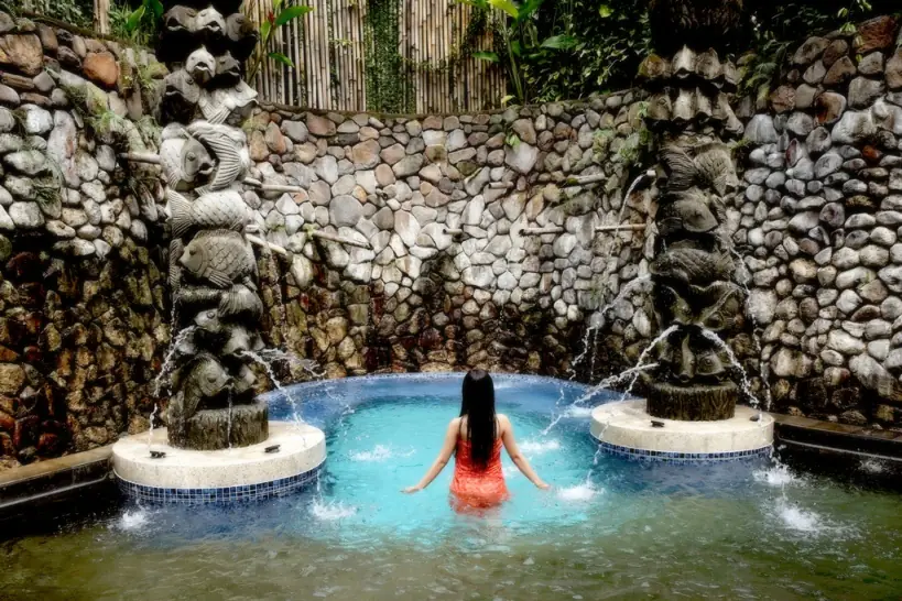 Kolam air panas pribadi Babakan Siluhur berdinding batu