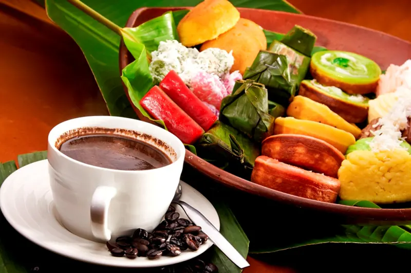 Hidangan nasi lengkap dengan lauk dan kopi