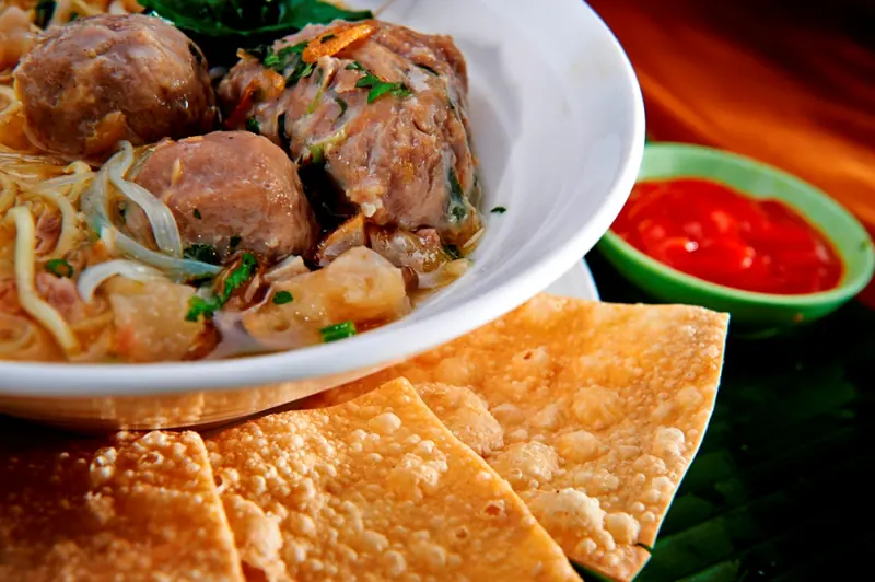 Soto berkuah dengan kerupuk