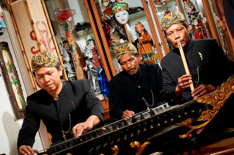 Pemain kacapi dan suling berpakaian Sunda tampil di Kampung Sumber Alam