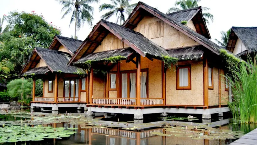 Bungalow beratap ijuk di antara pohon palem