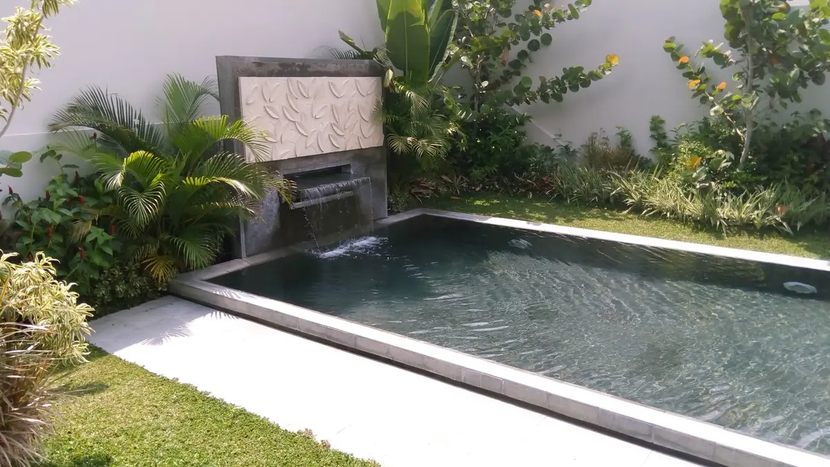 Kolam pribadi berdinding putih di halaman villa