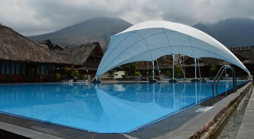 Kolam renang utama Kampung Sumber Alam beratap kanopi