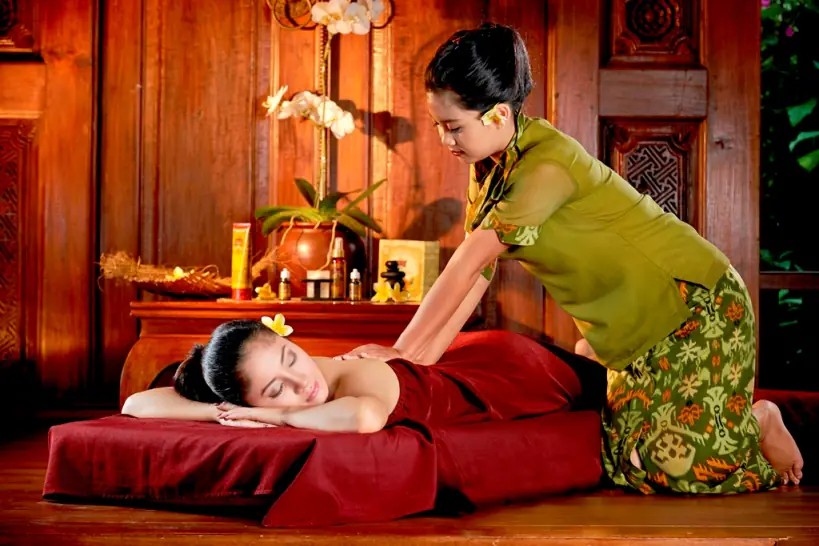 Terapis memijat tamu di Pitaloka Spa