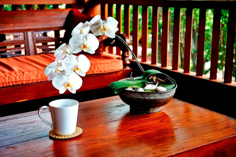 Perlengkapan pijat tertata di meja spa