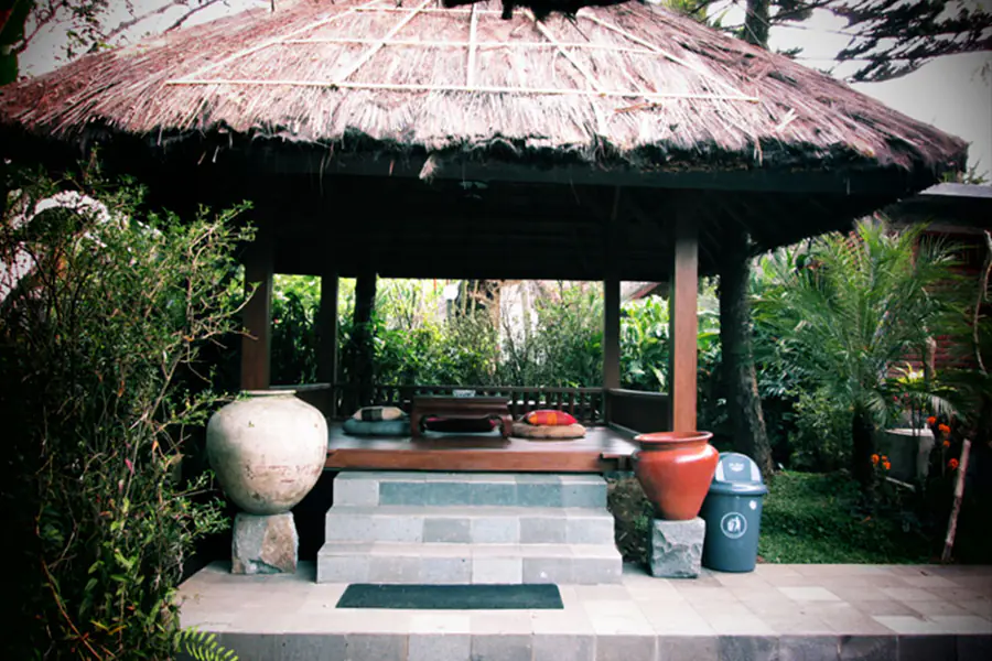 Gazebo kayu di samping kolam pribadi suite