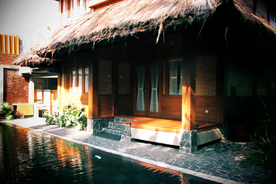 Deluxe Suite dengan kolam pribadi pada sore hari